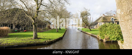 Blick auf die Häuser und Kanäle in das Dorf in der Nähe von Dwarsgracht Giethoorn, Niederlande Stockfoto