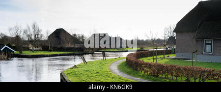 Blick auf die Häuser und Kanäle in das Dorf in der Nähe von Dwarsgracht Giethoorn, Niederlande Stockfoto