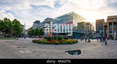 Bewölkter Sonnenuntergang über Stuttgart Kunstmuseum und Koenigsstrasse Stockfoto