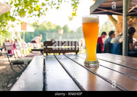 Deutsches Bier 0,5 Liter auf hölzernen Tisch Biergarten traditionelle Kultur schöner Tag Stockfoto