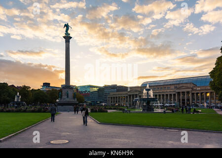 Leistungsstarke Herbst Sonnenuntergang über Stuttgart Schlossplatz Stadt Mitte Oktober 2017 Stockfoto