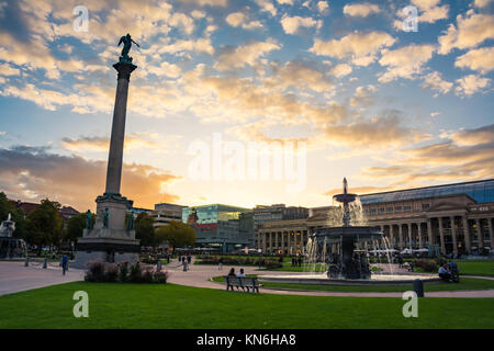 Leistungsstarke Herbst Sonnenuntergang über Stuttgart Schlossplatz Stadt Mitte Oktober 2017 Stockfoto