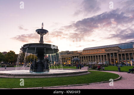 Leistungsstarke Lila Herbst Sonnenuntergang über Stuttgart Schlossplatz Stadt Mitte Oktober 2017 Stockfoto