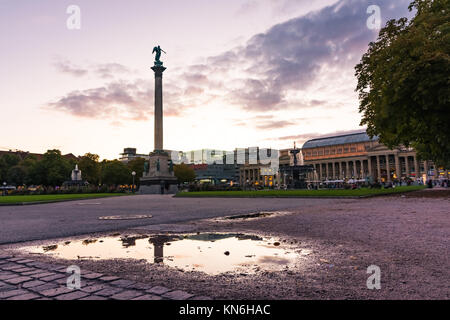 Leistungsstarke Lila Herbst Sonnenuntergang über Stuttgart Schlossplatz Stadt Mitte Oktober 2017 Stockfoto