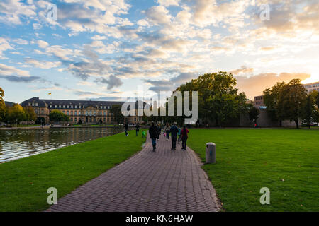 Stuttgart Neues Schloss Blick über Wasser auf ruhigen Nachmittag besetzt Bürgersteig Oktober 2017 Stockfoto