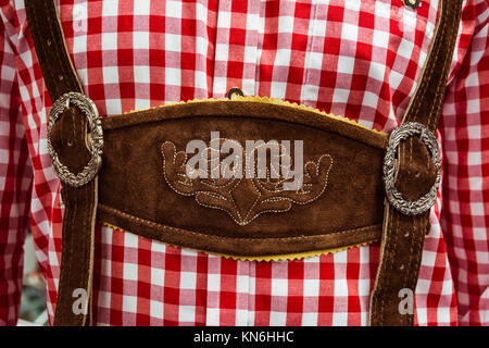 Traditionelle deutsche Lederhosen Zentrum Chestpiece Closeup Leder karierten Kleid Rot Weiß Stockfoto