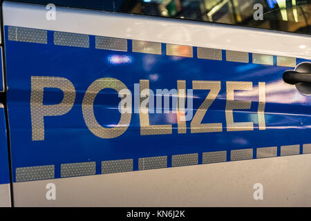 Nachmittag Nacht Lichter der Stadt reflektiert gegen Polizei Auto Buchstaben deutsche Zeichen Europäischen Stockfoto