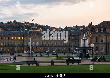 Stuttgart Schlossplatz Brunnen Neues Schloss Nachmittag Sonnenuntergang im Freien Nahaufnahme Deutsche Architektur Ziel Stockfoto