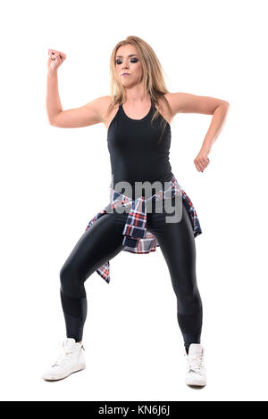 Mitte der Actionszenen Haltung der Frau Dance Aerobic Instructor und bewegliche Arme. Voller Körper Länge Porträt auf weißem Hintergrund. Stockfoto