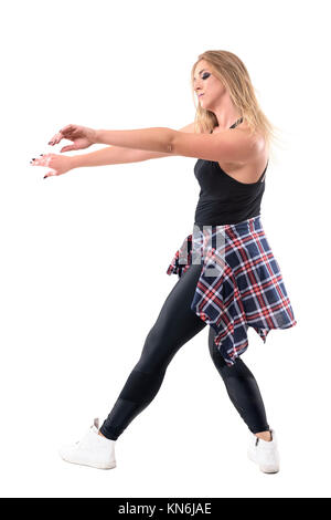 Anmutige kaukasischen junge Frau Tanz Jazz Dance Aerobic mit gestreckten Armen nach unten schauen. Voller Körper Länge Porträt auf weißem Hintergrund. Stockfoto