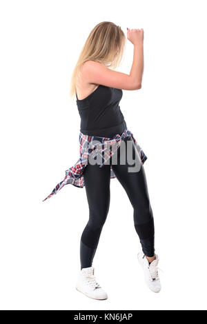 Seitenansicht der leidenschaftlichen weiblichen Jazz Dancer tanzen, lächelnd und mit Waffen. Voller Körper Länge Porträt auf weißem Hintergrund. Stockfoto