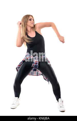 Energetische Dance Hall Tänzerin bewegt Arme und Hüften in Bewegung. Voller Körper Länge Porträt auf weißem studio Hintergrund isoliert. Stockfoto