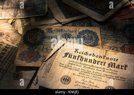 Deutsche Mark Scheine in Haufen Vintage Währung Deutschland Land Geschichte dramatische Schatten Stockfoto