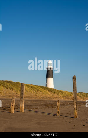 Neu renovierten Leuchtturm bei Welle bricht am Point Nature Reserve verschmähen in Yorkshire, England. Stockfoto