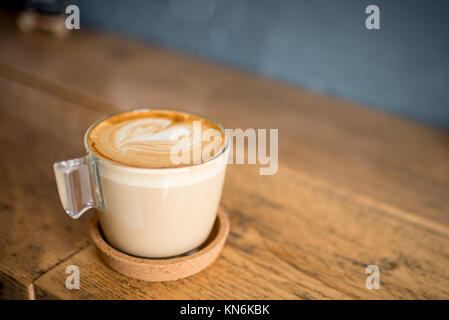 Flache weiße in meinem Lieblingscafé Stockfoto