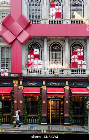 LONDON, Großbritannien - 10. Dezember 2017: Cartier shop auf New Bond Street erhält für Weihnachten dekoriert. Cartier hat drei Flaggschiff Boutiquen: Paris, Lo Stockfoto