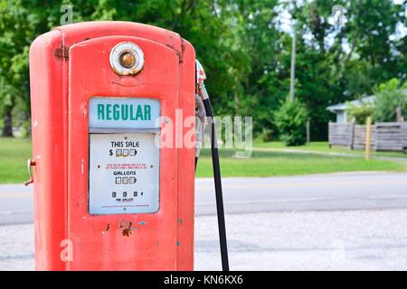 Alten verrosteten amerikanischen Zapfsäule, Anzeige der Preis in Dollar und Füllmenge in Gallonen. Stockfoto