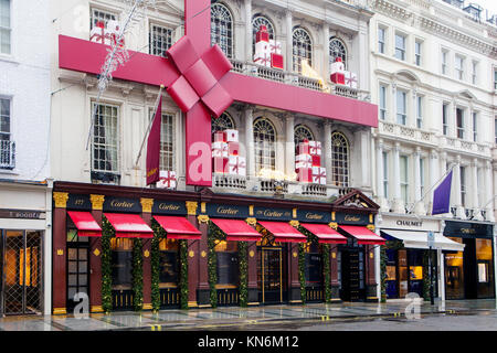 LONDON, Großbritannien - 10. Dezember 2017: Cartier shop auf New Bond Street erhält für Weihnachten dekoriert. Cartier hat drei Flaggschiff Boutiquen: Paris, Lo Stockfoto