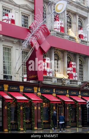 LONDON, Großbritannien - 10. Dezember 2017: Cartier shop auf New Bond Street erhält für Weihnachten dekoriert. Cartier hat drei Flaggschiff Boutiquen: Paris, Lo Stockfoto