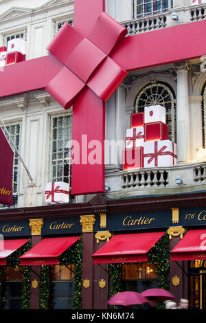 LONDON, Großbritannien - 10. Dezember 2017: Cartier shop auf New Bond Street erhält für Weihnachten dekoriert. Cartier hat drei Flaggschiff Boutiquen: Paris, Lo Stockfoto