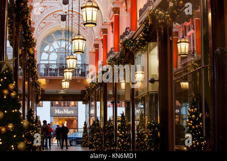 LONDON, Großbritannien - 10. Dezember 2017: Royal Arcade auf New Bond Street erhält für Weihnachten dekoriert. Stockfoto