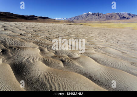 Sanddünen in der trockenen und malerische Landschaft am See Tso Kyagar mit einem wunderschönen Blick über die Berge des Himalaja, Ladakh, Jammu und Kaschmir, Indien. Stockfoto