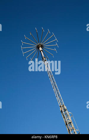 Ein Radar mast Shot mit niederländischen Winkel gegen den tiefblauen Himmel Stockfoto