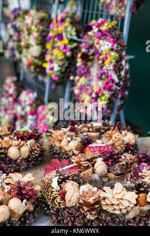 Weihnachtsmarkt der hausgemachte Kränze und andere Zusammensetzung aus trockene Blumen Stockfoto