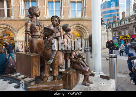 Statue von kindertransport Kinder von Frank Meisler außerhalb zum Bahnhof Liverpool Street, London, UK Stockfoto