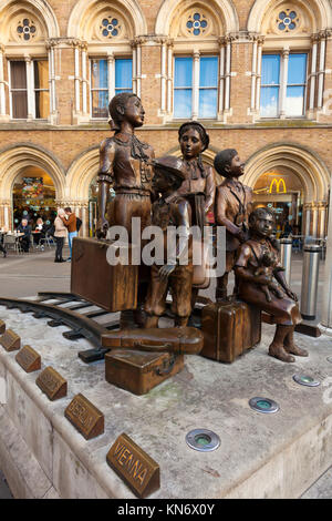 Statue von kindertransport Kinder von Frank Meisler außerhalb zum Bahnhof Liverpool Street, London, UK Stockfoto