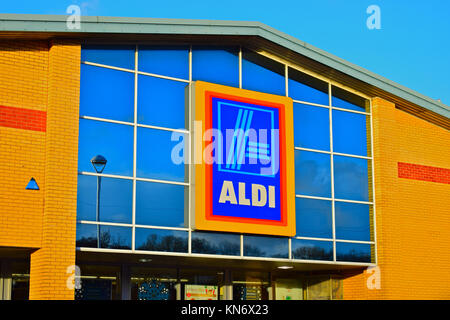 Das Logo und speichern sie Zeichen der Aldi Supermarkt in Talbot Grün. Warme Mauerwerk und blauer Himmel. South Wales UK. Stockfoto