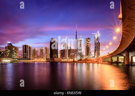 Blick auf Dubai Downtown Skyline bei Nacht Stockfoto