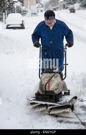 Mann, der einen verschneiten Pflaster räumt, Mülheim an der Ruhr, Deutschland Stockfoto