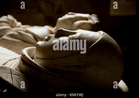 Grab und Gedenkstätte in All Saints Church, das Harewood House, Yorkshire, UK - April 2016 Stockfoto