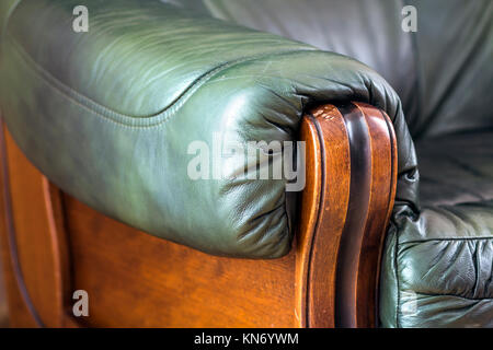 Close-up Detail aus Leder Sofa mit Eiche Holzgriff Stockfoto