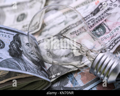 Eine Glühbirne auf Dollar Bill, Energiesparendes Konzept Stockfoto