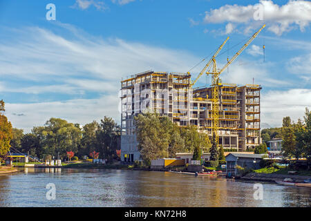 Bau neuer Wohnungen am Ufer des Flusses Brda in der polnischen Stadt Bydgoszcz Polen mit einem großen gelben Kran Stockfoto