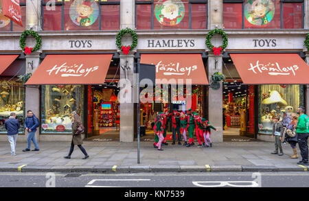 Regent Street, London, Großbritannien, 5. Dezember 2017: Elfen Spaß außerhalb der Hamleys Toy Store in der Regent Street. Weihnachten Aufregung. Stockfoto