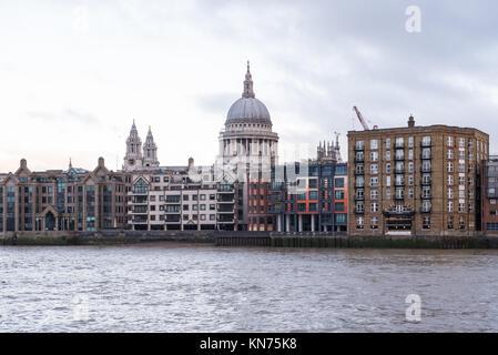 Die St. Paul's Kathedrale, über die Themse aus dem Süden, London, England, UK gesehen. Stockfoto