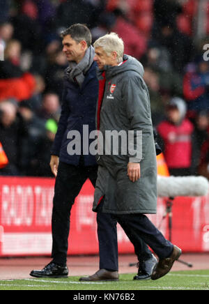 Southampton Manager Mauricio PELLEGRINO (links) und Arsenal manager Arsene Wenger nach dem Premier League Spiel im St. Mary's Stadium, Southampton. Stockfoto