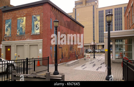 In Syracuse, New York, USA. Dezember 9, 2017. Erie Boulevard in der Innenstadt von Syracuse, NY in der Nähe der Erie Canal Museum Eingang mit dem Senator Hughes Zustand Stockfoto