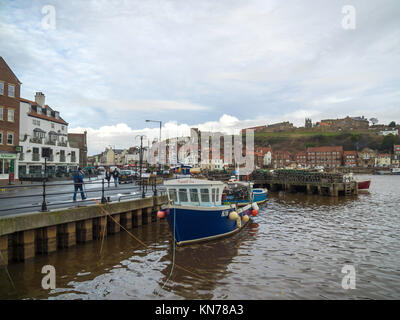 Fischerboot im New Quay Wharf in den Hafen von Whitby, North Yorkshire UK an einem trüben kalten Winter Stockfoto