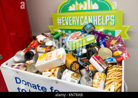 Spendenbox in einem Supermarkt zu ermöglichen Kunden Nahrung, die auf lokalen Food Bank Nächstenliebe die Verteilung an die Bedürftigen gegeben wird zu spenden Stockfoto