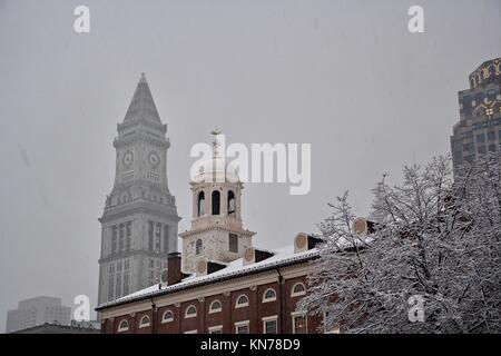 Quincy Market und Faneuil Hall geschmückt mit Weihnachtsschmuck während einer Mitte Dezember Schnee Sturm in der Innenstadt von Boston, Massachusetts, USA. Stockfoto