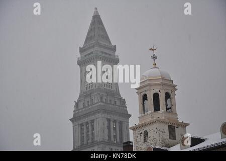 Quincy Market und Faneuil Hall geschmückt mit Weihnachtsschmuck während einer Mitte Dezember Schnee Sturm in der Innenstadt von Boston, Massachusetts, USA. Stockfoto