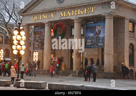 Quincy Market und Faneuil Hall geschmückt mit Weihnachtsschmuck während einer Mitte Dezember Schnee Sturm in der Innenstadt von Boston, Massachusetts, USA. Stockfoto