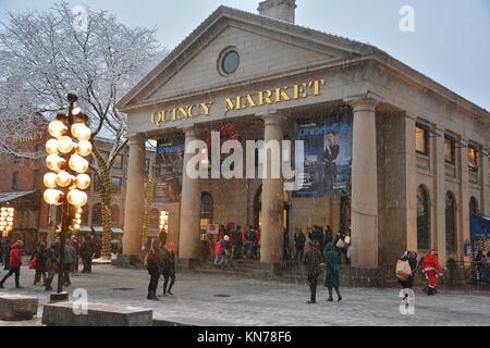 Quincy Market und Faneuil Hall geschmückt mit Weihnachtsschmuck während einer Mitte Dezember Schnee Sturm in der Innenstadt von Boston, Massachusetts, USA. Stockfoto