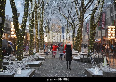 Quincy Market und Faneuil Hall geschmückt mit Weihnachtsschmuck während einer Mitte Dezember Schnee Sturm in der Innenstadt von Boston, Massachusetts, USA. Stockfoto