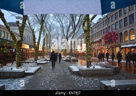 Quincy Market und Faneuil Hall geschmückt mit Weihnachtsschmuck während einer Mitte Dezember Schnee Sturm in der Innenstadt von Boston, Massachusetts, USA. Stockfoto