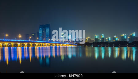 Das Tor des Orients durch die Jinji See in Suzhou, China. Stockfoto